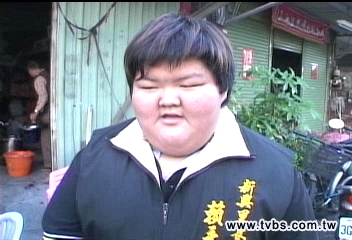 〈獨家〉11歲「小胖」109公斤　陪父拜票超搶眼