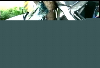 疑過彎後高速閃來車 轎車成V型!2人亡