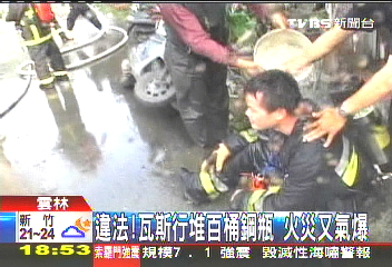 閃燃氣爆！　消防員驚險滾出火場
