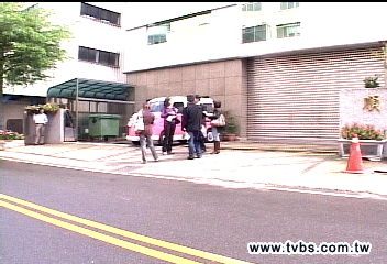 人行道變車位！順成蛋糕遭投訴　法辦