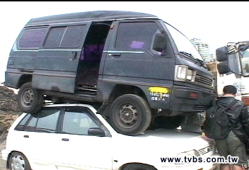 廢棄車竟「堆疊一起」　民罵縣府不管