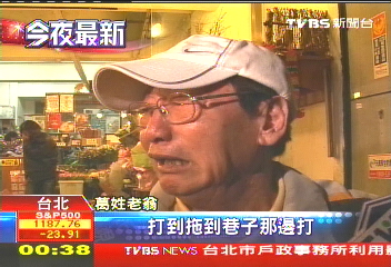 老翁控訴佛前被毆　攤商秀畫面自清