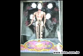 芭比變「鬼娃」　裝進包裹恐嚇2女