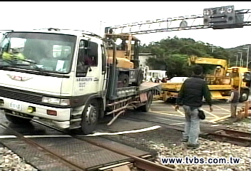 卡車翻覆平交道 「卡」鐵軌影響交通