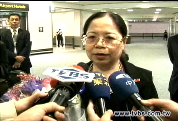 陳樹菊首次搭機出國 台僑爭相合照