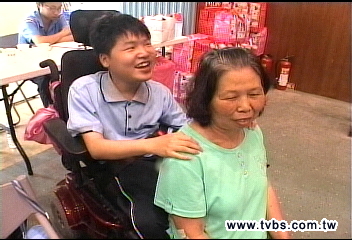 手萎不能洗腳 奮力幫阿嬤按摩報恩
