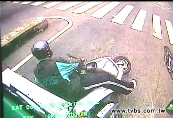 騎車昏睡倒路口　公車在後險輾過