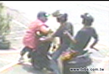 光天化日 孿生惡徒當街追打搶錢