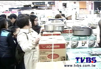 〈獨家〉赴日狂買電鍋 直擊陸客攻陷免稅店