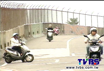 「小心大坑洞」 3D虛擬路障防超速