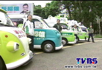 〈獨家〉圓滾宣傳車吸睛 綠胖卡組車隊