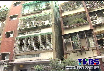 警追賊 「手腳撐」防火巷爬上樓