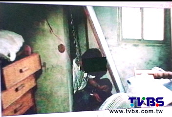 男遭狗鍊捆綁拘3天　警冒大雨救人！