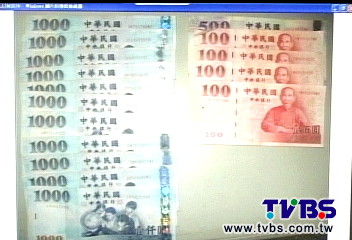 現金沿路飛! 男女大街撿錢爆衝突