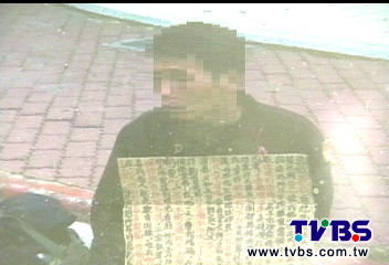 裝可憐！假孝子路邊乞討葬父　騙人的
