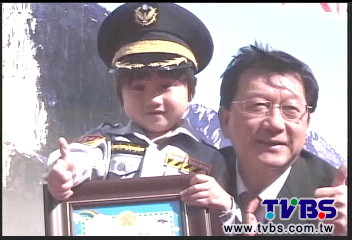 小小彬穿警察制服　宣導交通安全