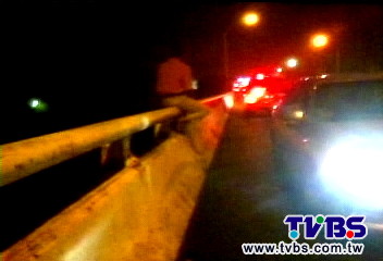 家庭不和就要跳河　及時攔阻救人