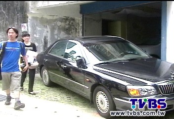 橫行霸道無法管？　鄰居車堵死車庫口
