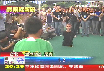 生命鬥士沒手腳 玩足球不輸小學生