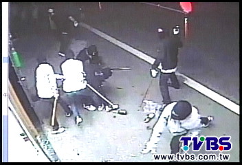 惡煞餵蟑螂 擄人勒贖判刑4年2月