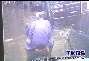 雨衣盜趁雨打劫 爛泥遮車牌躲警