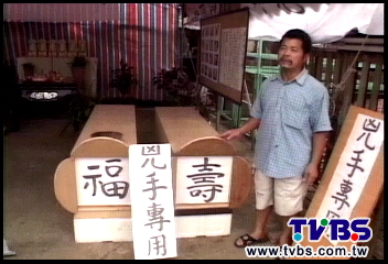5犬連遭農藥毒死 飼主擺棺咒兇