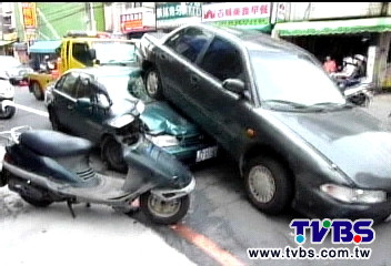 離奇！疑閃避機車　前車壓後車「疊羅漢」