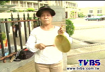 敲鈸著孝服 陳情嬤成監院新地標