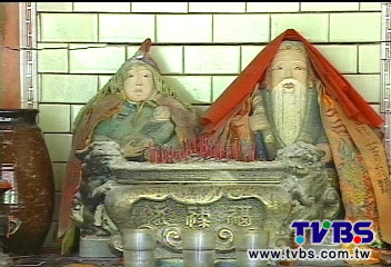 看管土地公? 龍潭土地婆還抱小孩