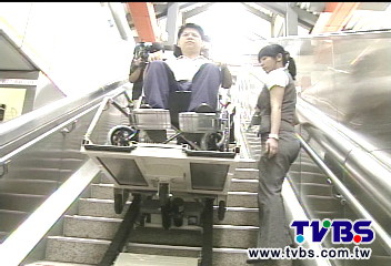「爬梯機」陡、下降快　民眾嚇壞險摔