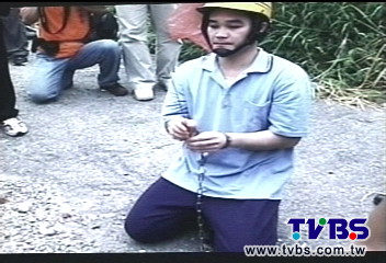 桶裝水泥封女友屍 男子下跪認錯