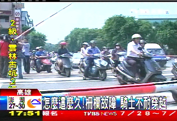 怎麼這麼久!柵欄故障 騎士不耐穿越