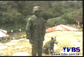 小金門哨兵雕像看風景 挨批差很大