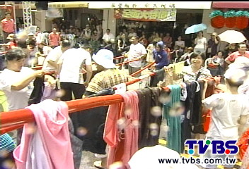 台中天津街曬衣節　千件衣服1元標