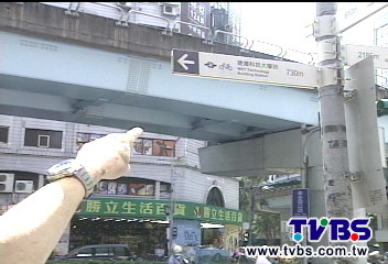 捷運站在眼前！　烏龍標誌：再走730M
