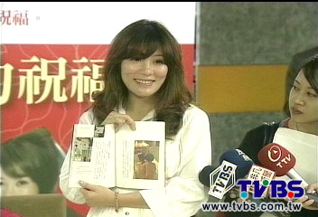 出書放母子浴照　夫嗆王加佳勿洩隱私