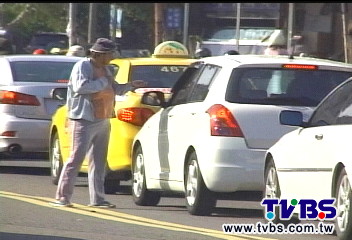 〈獨家〉冒險行乞！　穿梭快車道攔車討10元