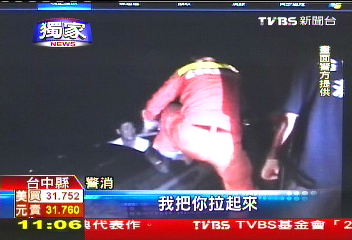 〈獨家〉命大!田裡90度翻車 酒駕男毫髮無傷