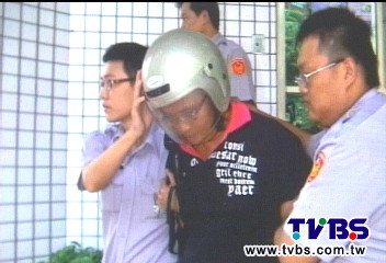 公親變事主　男子揮鐮刀砍警送辦