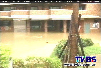 凡那比颱風/震撼!水淹校園一瞬間 財損逾4億