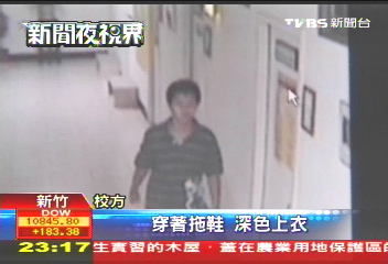 校園偷窺狼　手機伸女廁門縫探春光