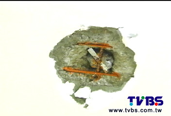 漏水變洩洪 鄰居天花板鑿洞恐嚇