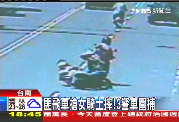 匪飛車搶女騎士摔！　3警車圍捕