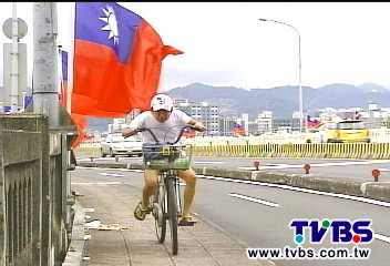 〈獨家〉國旗飄揚「礙眼」 路人閃旗如「障礙賽」