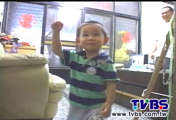 〈獨家〉無師自通！2歲童跳八家將　網路爆紅