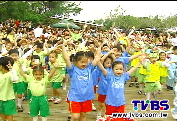 花博邀上千幼童觀園 凌空飛機搶戲