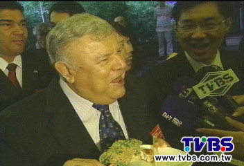愛上「台灣味」！　外國使節大啖豬血糕