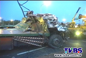 國道爆胎！北上大貨車衝到南下　1死1傷