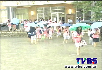 梅姬颱風／〈快訊〉暴雨「灌」宜蘭　三星聖母護校急停課