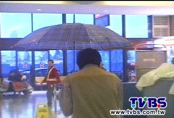 「國門丟臉」　機場漏水旅客撐傘